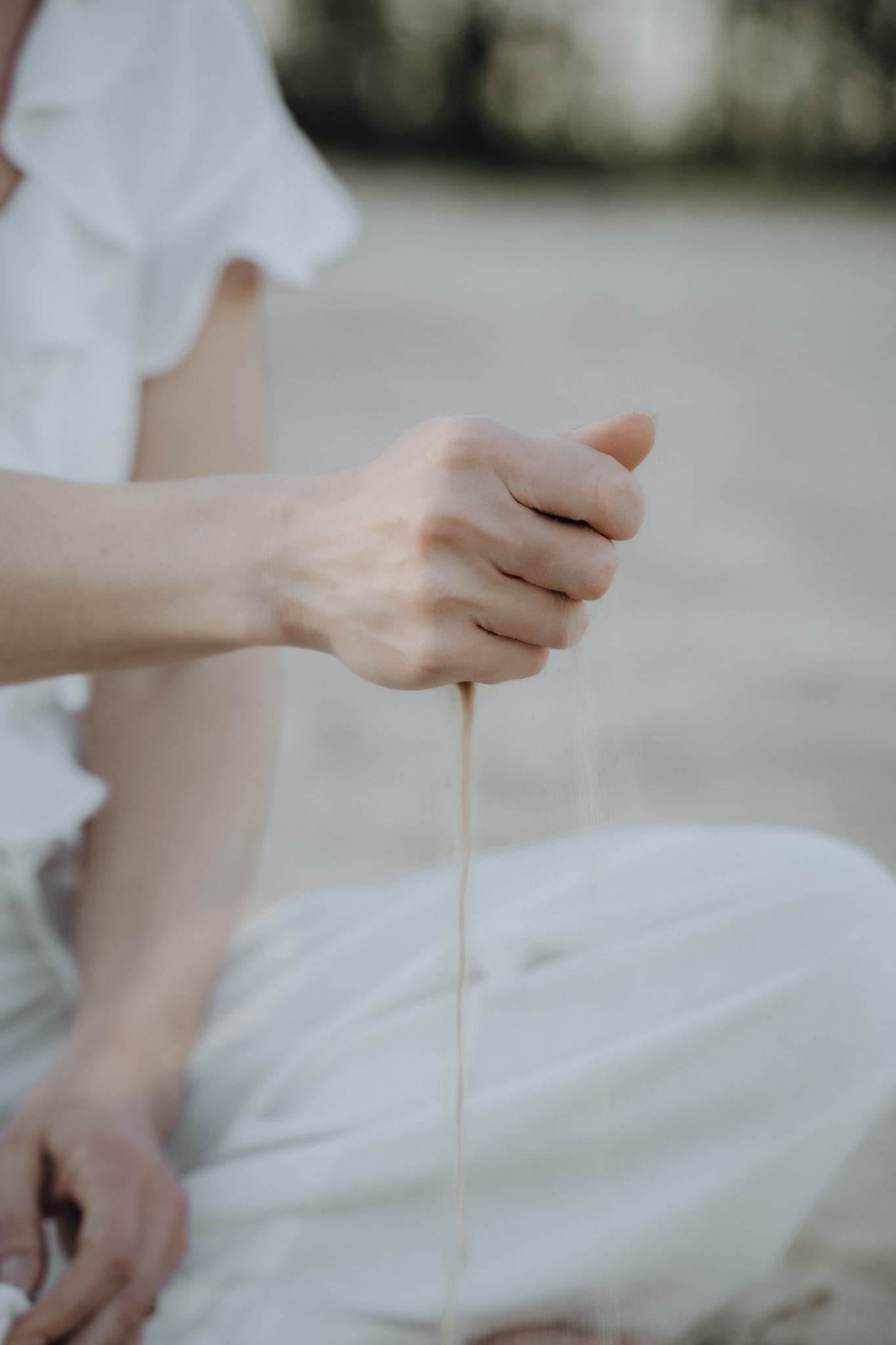 Sand rinnt durch Hand